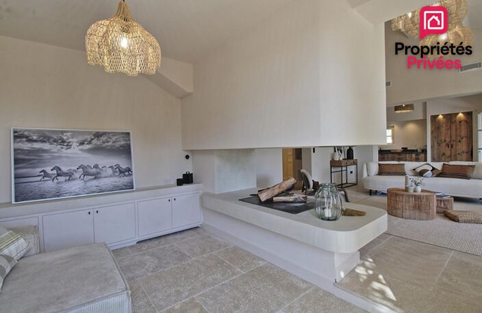 PROPRIÉTÉ DE CHARME AU COEUR DES ALPILLES - 5 SUITES  - PISCINE - JARDIN PAYSAGE DE PLUS DE 2 000 M² — photo 2