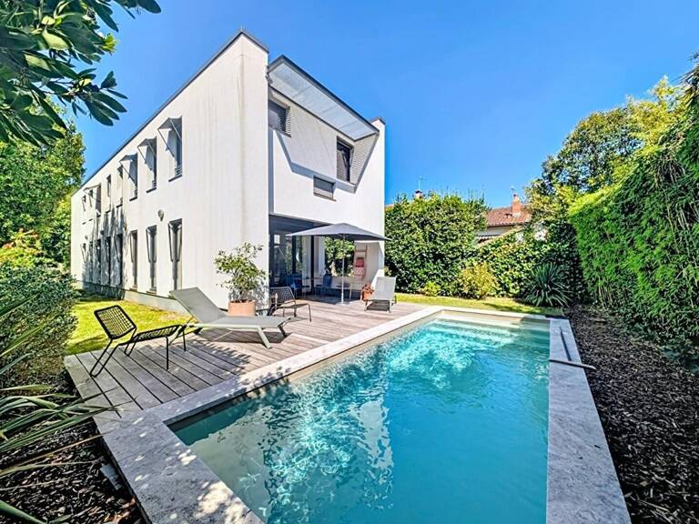 Au calme lumineuse maison non mitoyenne avec jardin, piscine et stationnement — photo 1