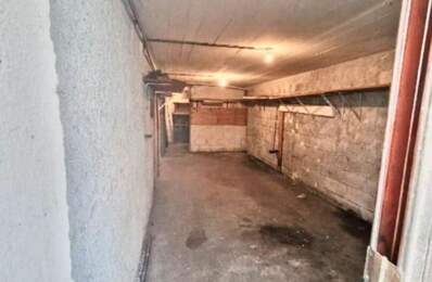 Grand garage de 27 m² accessible facilement et dans un secteur calme et sécurisé — photo du bien