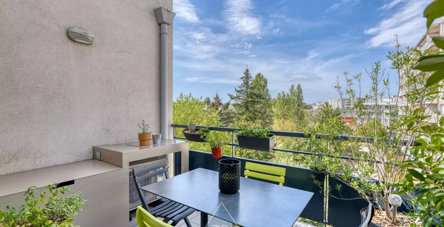 VILLEURBANNE – PROXIMITÉ DOUA – SUPERBE T4 – TERRASSE 7 m² PLEIN OUEST – 3 CHAMBRES – GARAGE DOUBLE – CLIMATISATION — photo 1