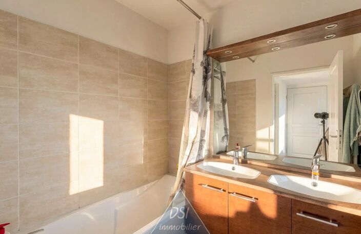VILLEURBANNE – PROXIMITÉ DOUA – SUPERBE T4 – TERRASSE 7 m² PLEIN OUEST – 3 CHAMBRES – GARAGE DOUBLE – CLIMATISATION — photo 4