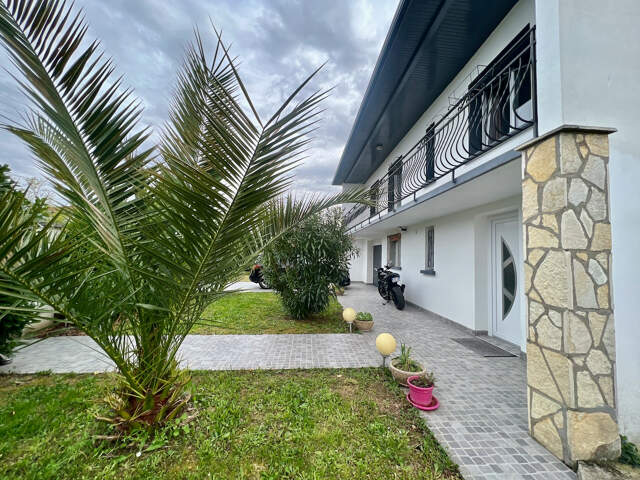 À Villeneuve-sur-Lot, à proximité des commodités, découvrez cette maison de 130,3 m² habitables sur une parcelle de 568 m².  Au rez-de-chaussée, vous trouverez une entrée d'environ 9 m² desservant un salon de 16 m² ainsi qu'une cuisine équipée neuve d'env — photo du bien