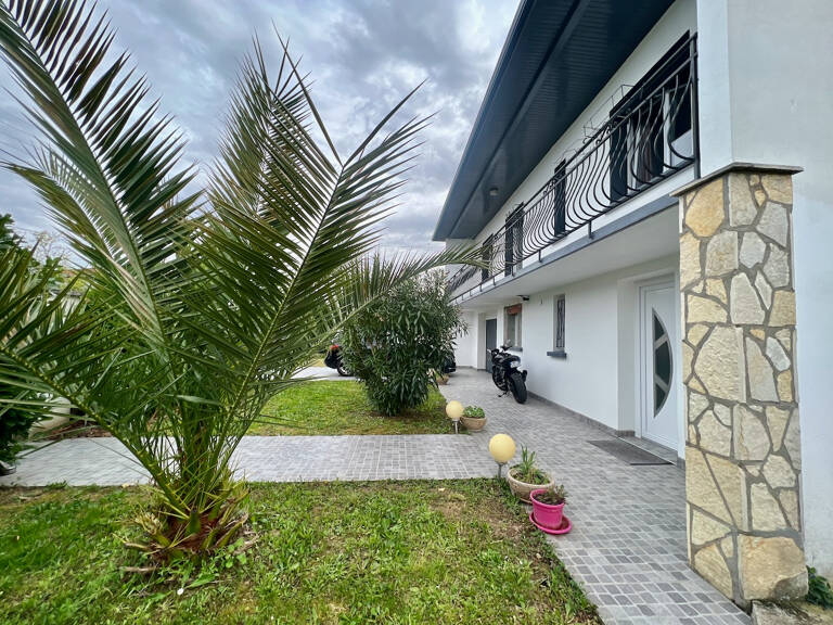 À Villeneuve-sur-Lot, à proximité des commodités, découvrez cette maison de 130,3 m² habitables sur une parcelle de 568 m².  Au rez-de-chaussée, vous trouverez une entrée d'environ 9 m² desservant un salon de 16 m² ainsi qu'une cuisine équipée neuve d'env — photo 1