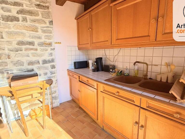 Une maison de pierre suspendue au-dessus des collines, à Rochecolombe — photo 1