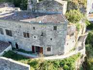 Une maison de pierre suspendue au-dessus des collines, à Rochecolombe — photo 4