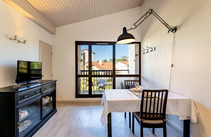 Appartement plein de charme avec beau potentiel — photo 2
