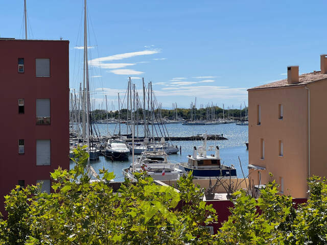 LE CAP D'AGDE-T2 lumineux avec vue port, parking, proche pla — photo du bien