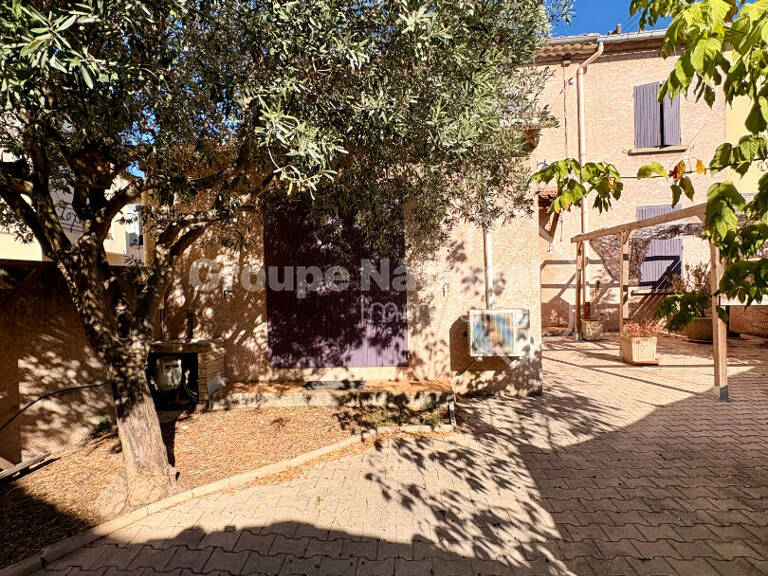Maison de ville avec cour sur SORGUES, séjour/cuisine équipée, 3 chambres et climatisation — photo 1