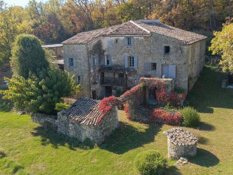 Domaine   Ancienne ferme en pierre rénovée avec soin et pensé pour le confort du quotidien. L'installation moderne est assuré par la pompe à chaleur avec régulation digitale et réseau supplémentaire par chaudière centrale au fuel. — photo 1