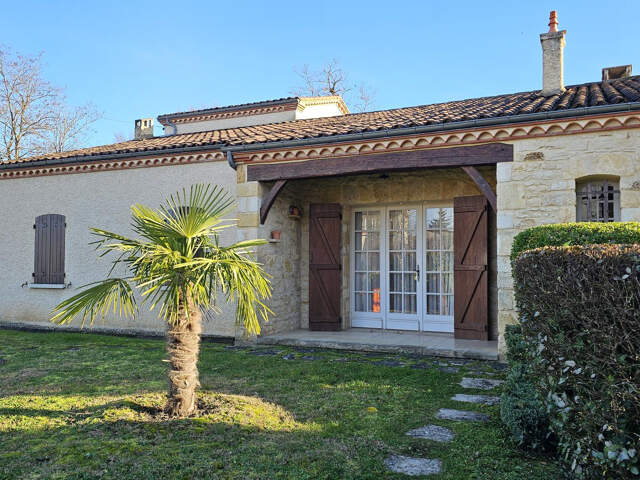 Belle villa en pierre au bord de la rivière — photo du bien