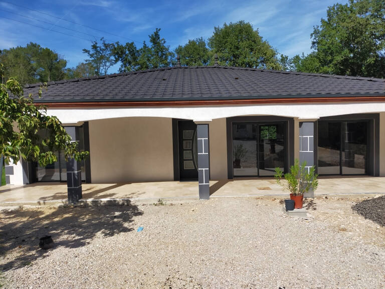 Venez découvrir cette agréable maison récente de plan pied sur un terrain de 2035 m2 en campagne — photo 1