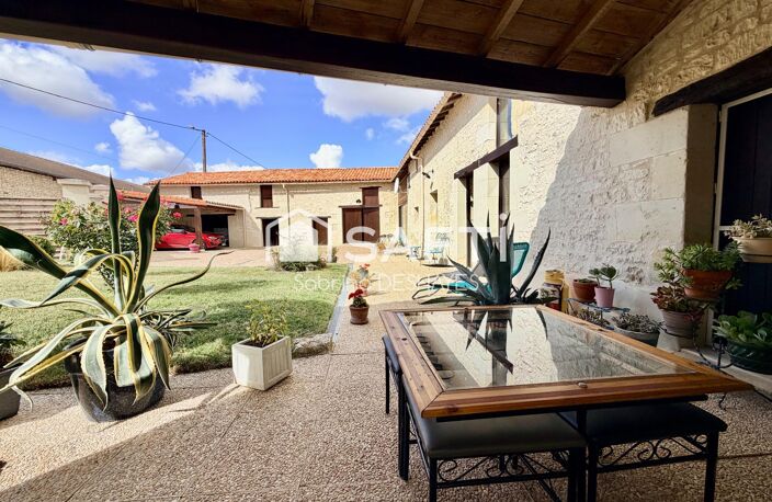 CACHET EXCEPTIONNEL -  maison avec dépendances et jardin arboré — photo 2