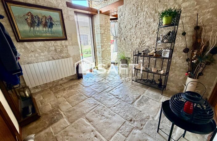 CACHET EXCEPTIONNEL -  maison avec dépendances et jardin arboré — photo 3