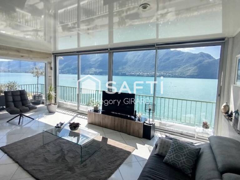 Ce bien bénéficie d'une vue magnifique sur le lac du Bourget et la dent du chat. Entièrement rénové avec des matériaux de qualité, son emplacement permet à ses occupants de disposer d'un accès immédiat au lac. — photo 1