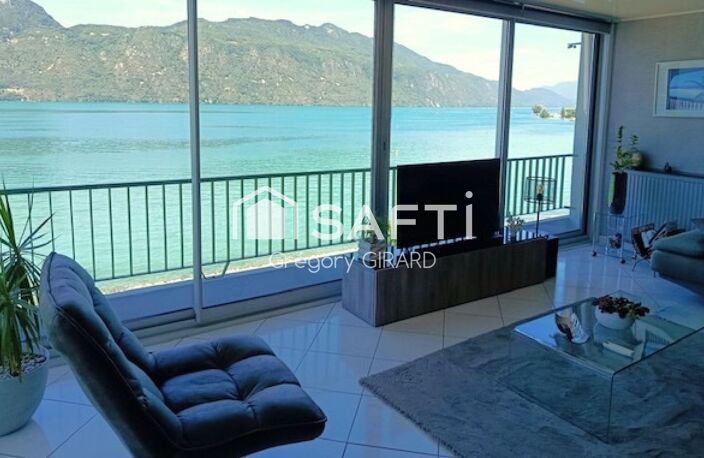 Ce bien bénéficie d'une vue magnifique sur le lac du Bourget et la dent du chat. Entièrement rénové avec des matériaux de qualité, son emplacement permet à ses occupants de disposer d'un accès immédiat au lac. — photo 2