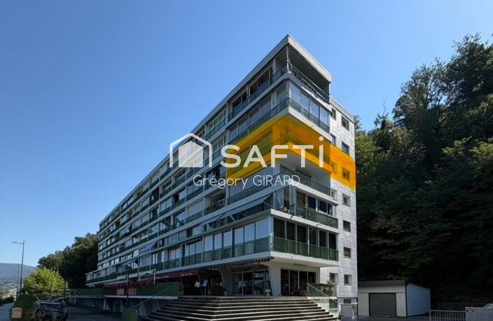 Ce bien bénéficie d'une vue magnifique sur le lac du Bourget et la dent du chat. Entièrement rénové avec des matériaux de qualité, son emplacement permet à ses occupants de disposer d'un accès immédiat au lac. — photo 3