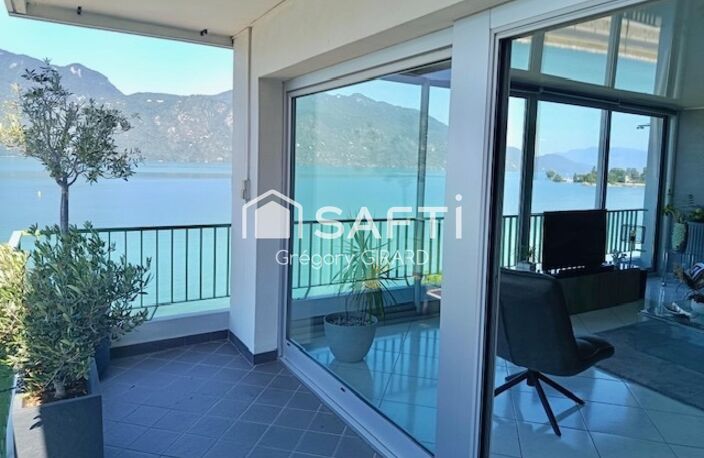 Ce bien bénéficie d'une vue magnifique sur le lac du Bourget et la dent du chat. Entièrement rénové avec des matériaux de qualité, son emplacement permet à ses occupants de disposer d'un accès immédiat au lac. — photo 4