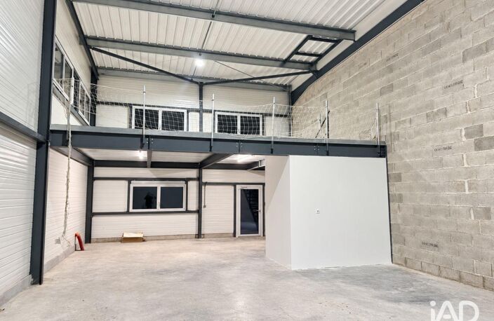 Location Local d'activités 160 m&sup2; — photo 2