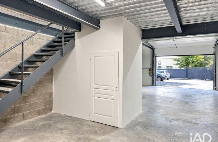 Location Local d'activités 160 m&sup2; — photo 3