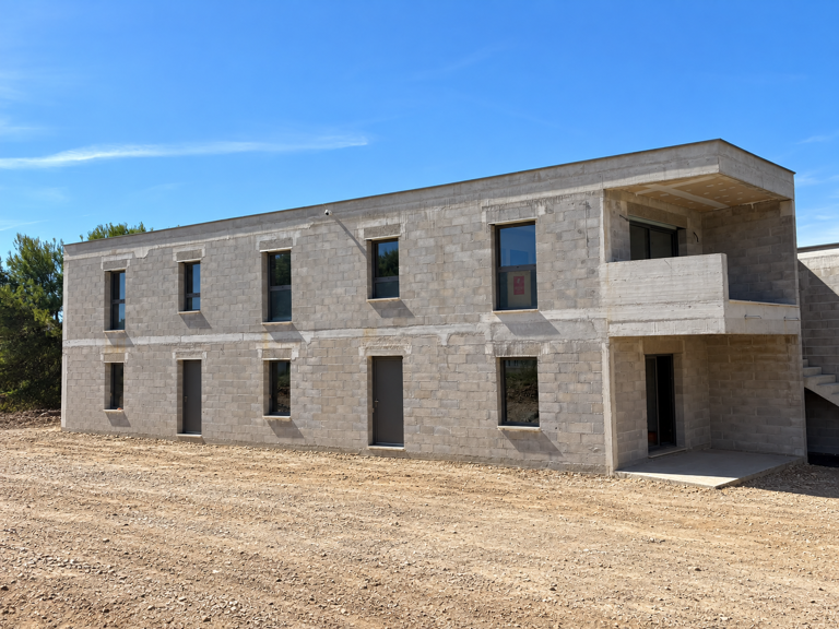 SEPTÈMES-LES-VALLONS - LOCAL D'ACTIVITE DE 134.20M2 NEUF AVEC STATIONNEMENTS — photo 1