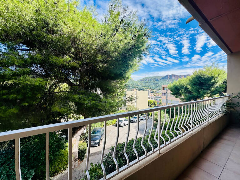CASSIS    secteur LA VIGUERIE : T2 TRAVERSANT AVEC TERRASSE ET CAVE — photo 1