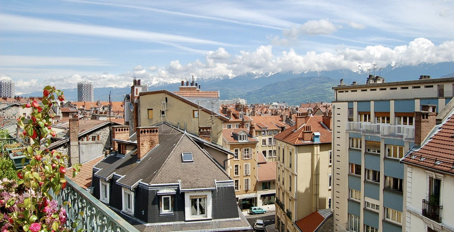 DERNIER ETAGE AVEC ASCENSEUR DANS IMMEUBLE HAUSSMANNIEN — photo 1