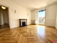 DERNIER ETAGE AVEC ASCENSEUR DANS IMMEUBLE HAUSSMANNIEN — photo 2