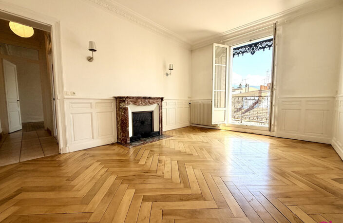 DERNIER ETAGE AVEC ASCENSEUR DANS IMMEUBLE HAUSSMANNIEN — photo 2
