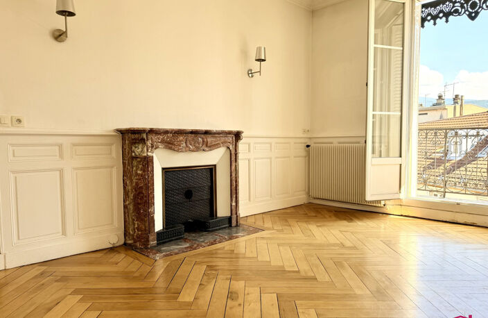DERNIER ETAGE AVEC ASCENSEUR DANS IMMEUBLE HAUSSMANNIEN — photo 3