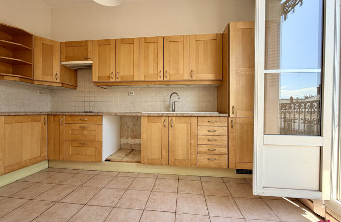 DERNIER ETAGE AVEC ASCENSEUR DANS IMMEUBLE HAUSSMANNIEN — photo 4