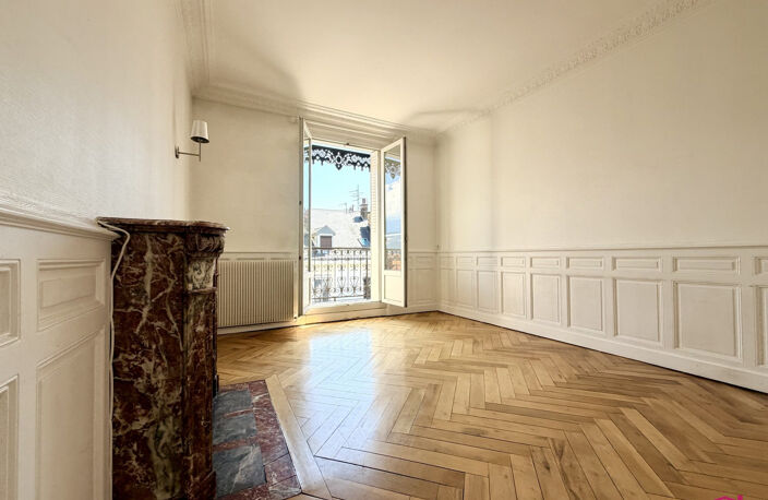 DERNIER ETAGE AVEC ASCENSEUR DANS IMMEUBLE HAUSSMANNIEN — photo 5