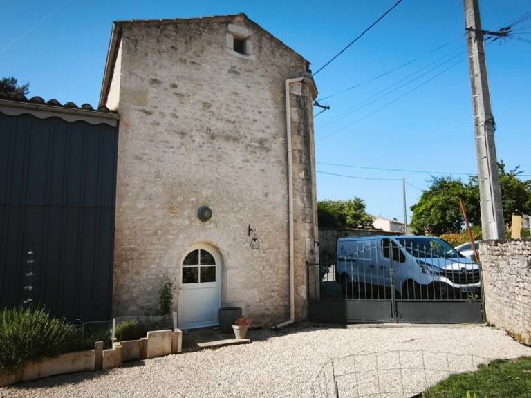 Baisse de prix !!!! Ensemble immobilier composé d’une magnifique maison en pierre pleine de charme d'environ 120m2 et d’une seconde maison à rénover d'environ 60m2. SAINT GELAIS (79) — photo 1