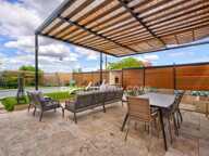 Pierre-Bénite – Maison familiale de 130 m², 6 pièces, piscine, jacuzzi et espaces extérieurs — photo 2