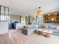 Pierre-Bénite – Maison familiale de 130 m², 6 pièces, piscine, jacuzzi et espaces extérieurs — photo 3