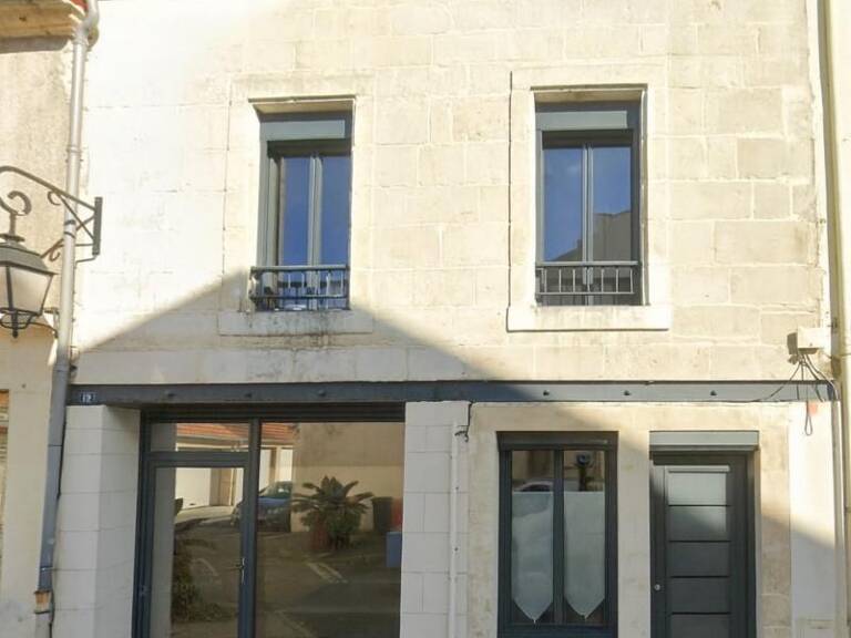 LUCON COEUR DE VILLE MAISON EN PIERRES PARFAITEMENT RENOVEE 3 CHAMBRES ET COUR AVEC LOCATAIRE EN PLACE — photo 1