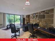COTES-D'ARMOR - Callac (22160) - A VENDRE - PROPRIETE DE CHARME DE +250M² AVEC 6 CHAMBRES + 1 BUREAU SUR 1550 M² DE TERRAIN - DPE : D - RARE - CALME - COUP DE COEUR — photo 4