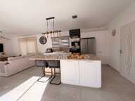 Villa contemporaine 134m2 avec 4 chambres, jardin, piscine et garage à Carnas (30260), entre Quissac et Sommières : LUMIÈRE, CALME ET ART DE VIVRE — photo 2
