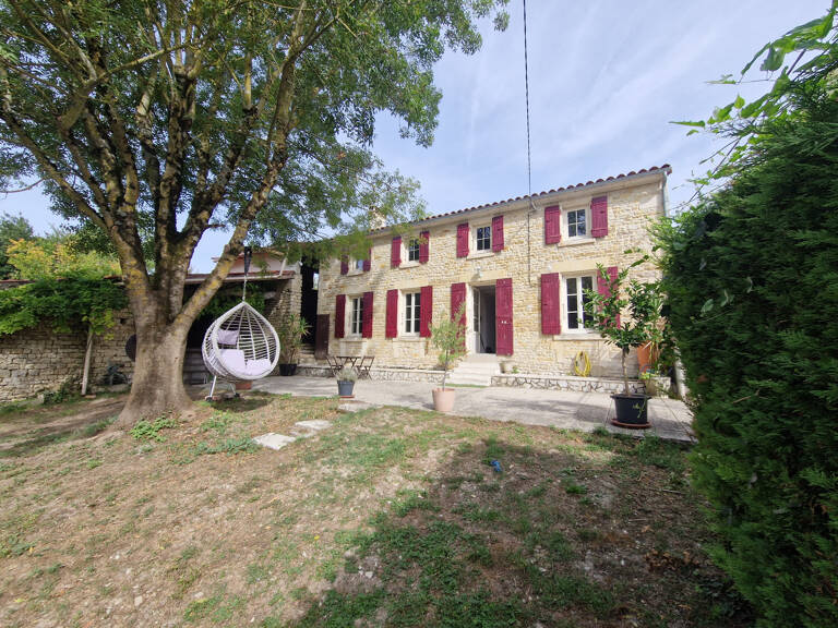 Maison à vendre 6 pièces proche de SURGERES (17)- 160 m² habitables- jardin- garage- dépendances — photo 1