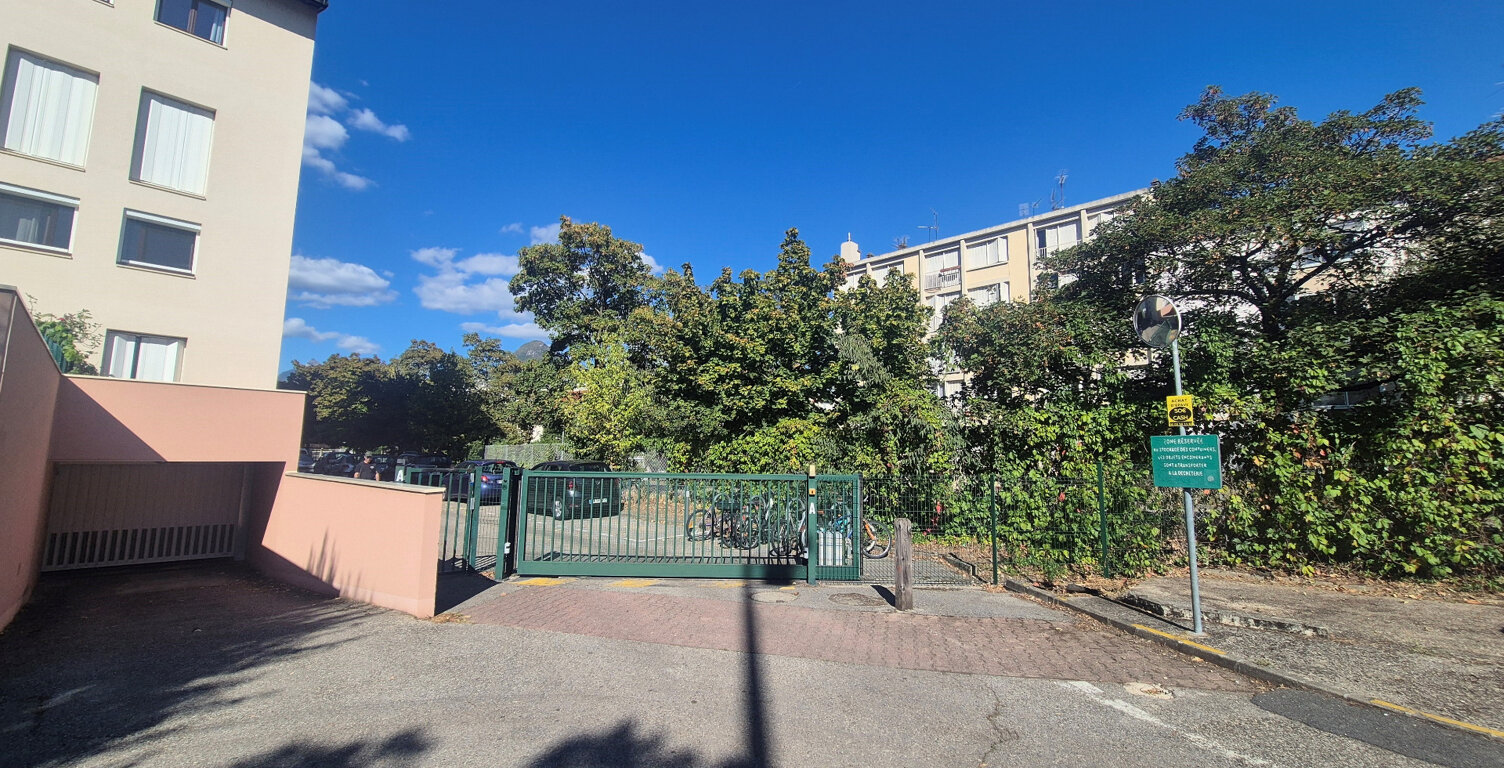 GRENOBLE – SECTEUR AMPÈRE / DOCTEUR GREFFIER GARAGE 20m² Sécurisée — photo 1