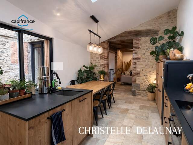   Maison de charme – 100 m² – Hyper centre de Laval – Cour & terrasse — photo du bien
