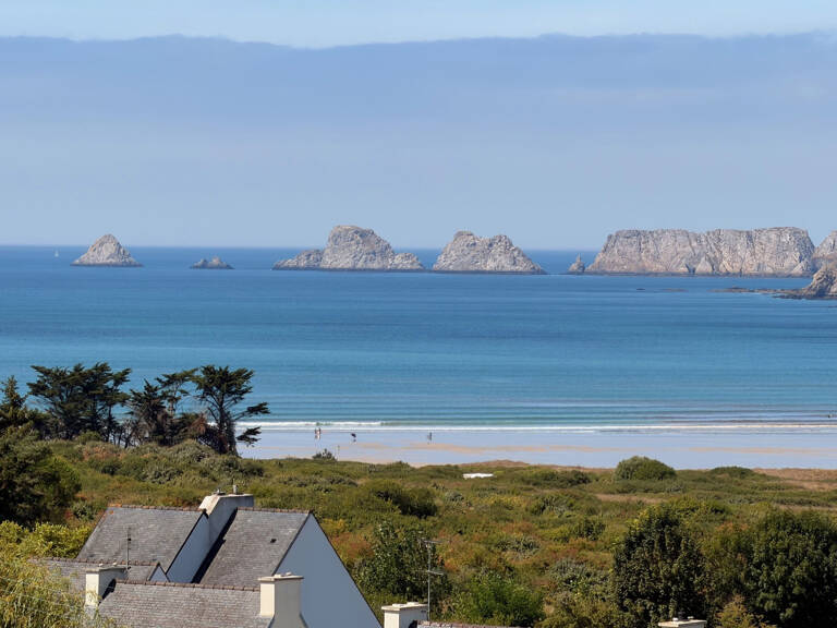 GOULIEN — Maison en ossature bois avec vue panoramique sur la plage : le rêve absolu sur la presqu'île — photo 1