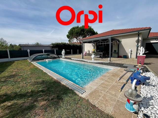 Maison contemporaine de plain-pied : piscine, garage et cadre de vie idéal — photo du bien