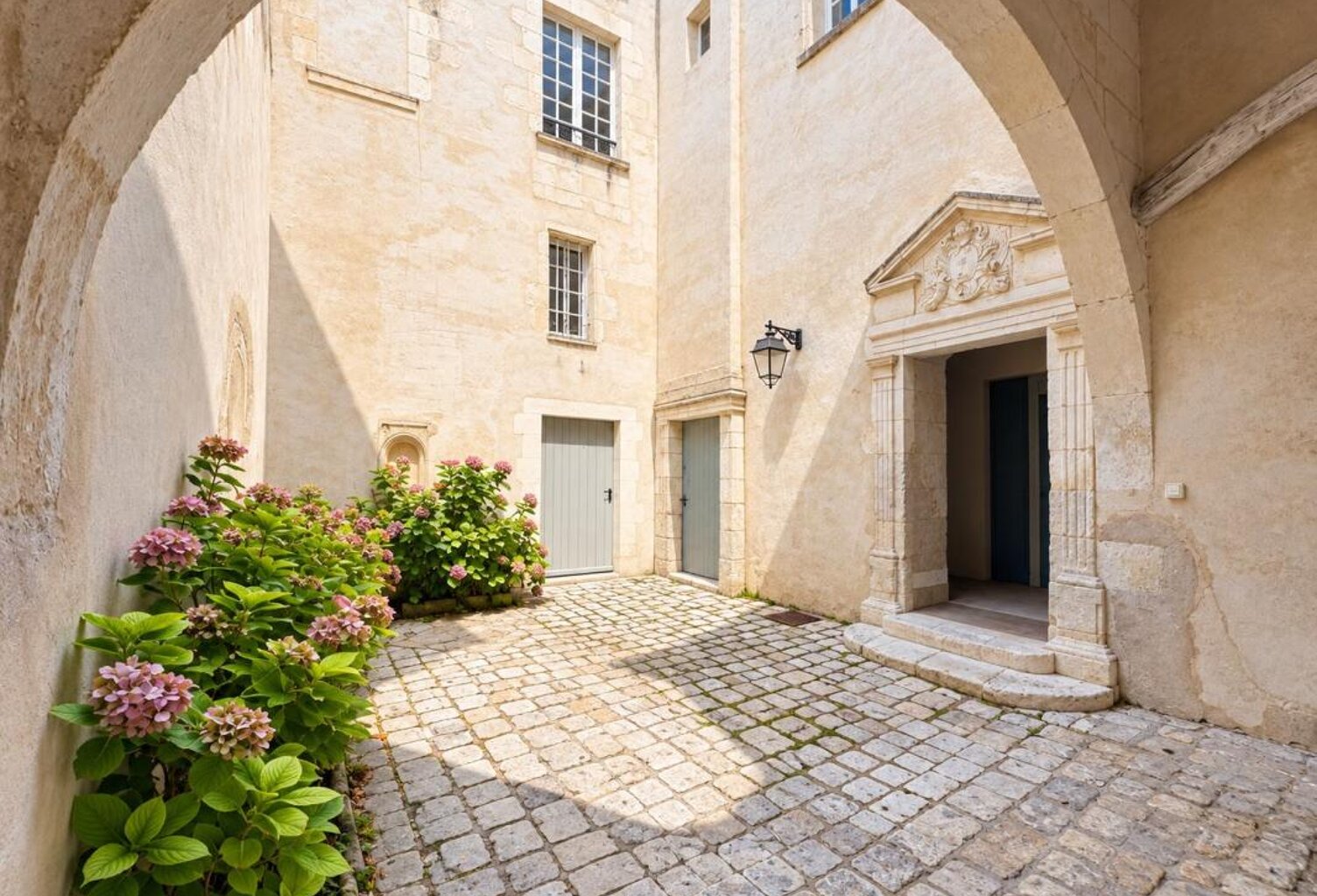 La Rochelle – Appartement de charme avec ascenseur au cœur du centre historique — photo 1