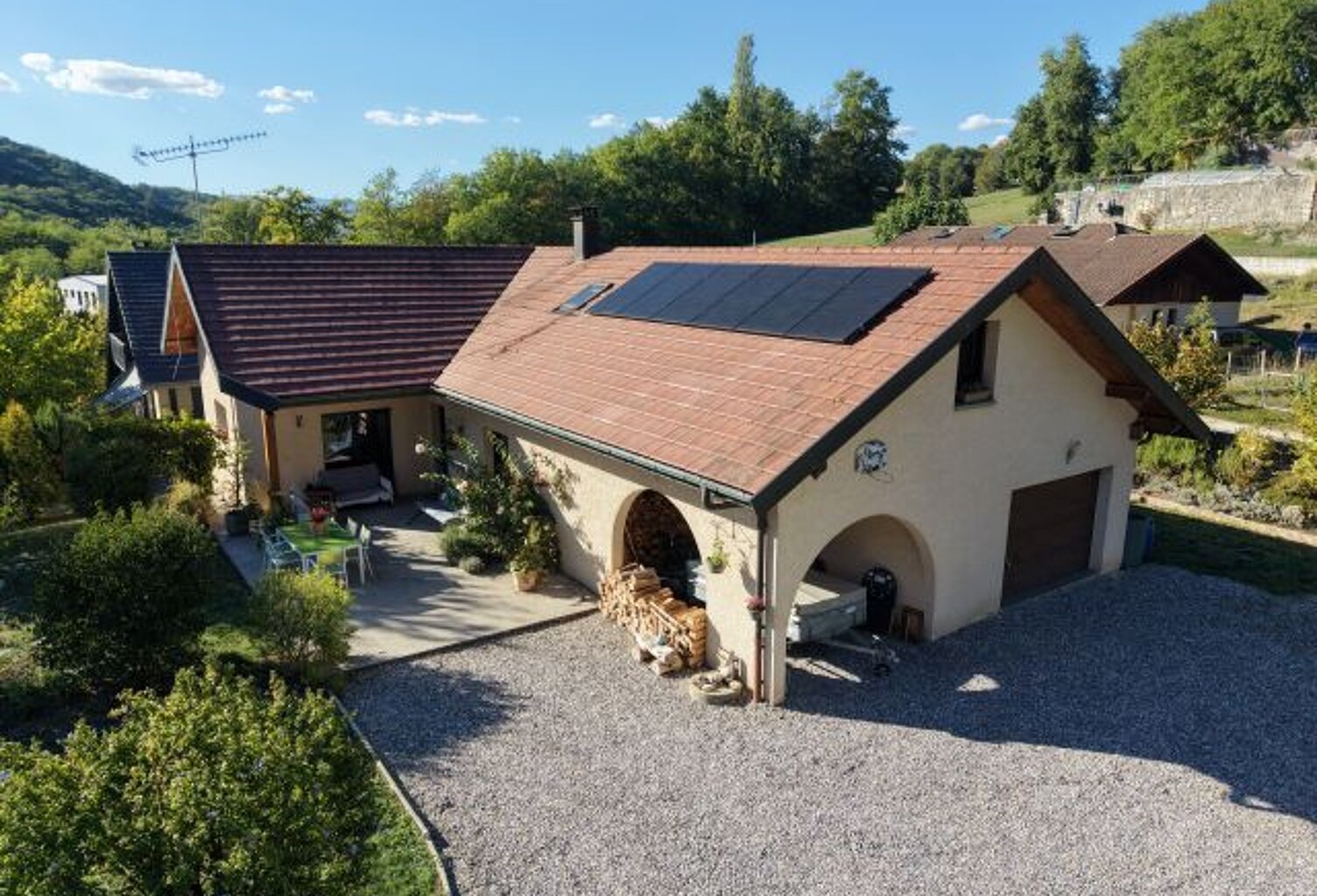 Maison de 162m2 implantée sur une parcelle de 1677m2 avec un vaste sous-sol — photo 1
