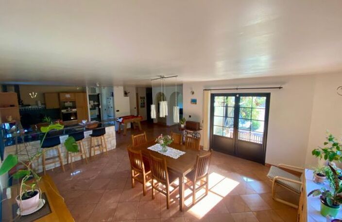 Maison de 162m2 implantée sur une parcelle de 1677m2 avec un vaste sous-sol — photo 2