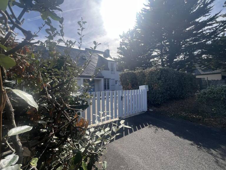Maison À Vendre - 300 mètres de la Govelle - orientée plein sud - trois chambres - garage et aire de parking — photo 1
