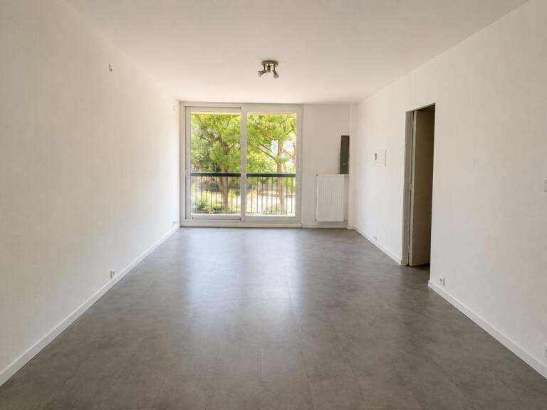 T4 à louer - Balcon et stationnement — photo 1