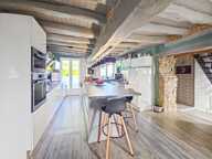   CHARMANTE MAISON EN PIERRES AU CALME – BEAUX VOLUMES & JARDIN DANS UN SECTEUR RECHERCHÉ ! — photo 4