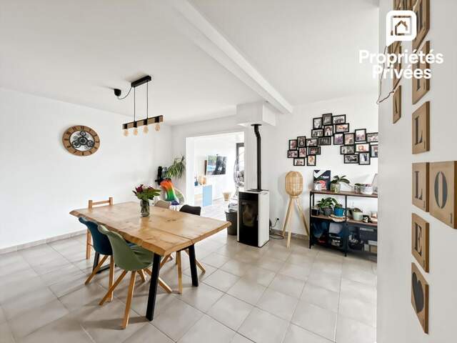 Maison familiale avec piscine, 3 chambres et 60 m² de pièce de vie — photo du bien