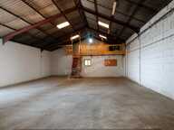 Hangar de 200m² et deux bureaux extérieurs à Limoux sur 1000m² — photo 4